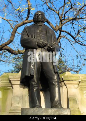 Isambard Kingdom Brunel statue achevée en 1861 et installée au Victoria Embankment Londres Angleterre Royaume-Uni qui était l'ingénieur le plus célèbre du monde, f Banque D'Images