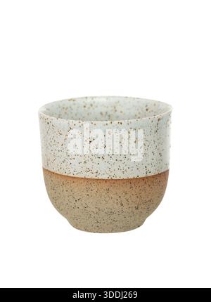 Tasse en céramique faite à la main avec glaçage moucheté, design bicolore beige et blanc. Tasse minimaliste en grès isolé sur fond blanc. Banque D'Images