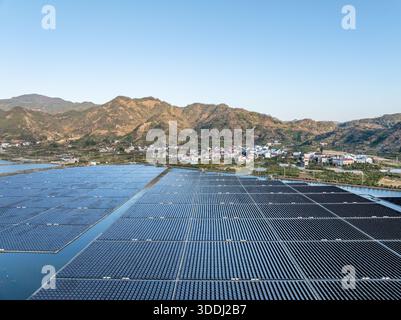 Ferme solaire flottante par lac de montagne Banque D'Images