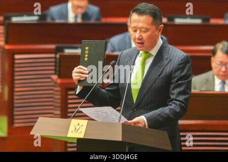 Michael Ngai Ming-Tak (avant), membre élu du huitième Conseil législatif, prêtant serment le 1er janvier 2026 à Hong Kong. (Photo de Zulu Lo/TMHK via Nexpher images) Banque D'Images