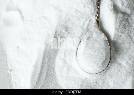 Soda bicarbonate de sodium en poudre dans une cuillère, espace pour le texte Banque D'Images