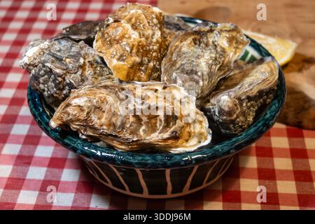 Huîtres oléron fraîches sur le marché hebdomadaire français, Street food, portion d'huîtres dans un bol, fruits de mer, France Banque D'Images