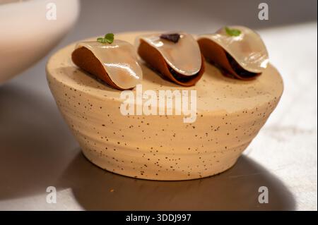 Dégustation spéciale pour les visiteurs, association de nourriture avec un verre de vin de champagne, plats délicieux préparés par des chefs cuisiniers renommés à la nourriture d'hiver et Banque D'Images