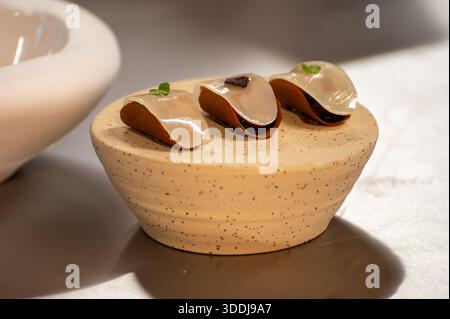 Dégustation spéciale pour les visiteurs, association de nourriture avec un verre de vin de champagne, plats délicieux préparés par des chefs cuisiniers renommés à la nourriture d'hiver et Banque D'Images