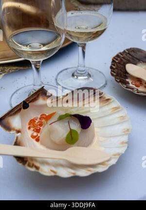 Dégustation spéciale pour les visiteurs, association de nourriture avec un verre de vin de champagne, plats délicieux préparés par des chefs cuisiniers renommés à la nourriture d'hiver et Banque D'Images