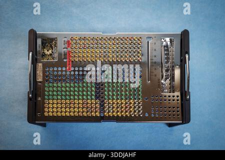 Photographie en studio haute résolution d'une vis chirurgicale et d'un plateau d'implant avec des vis médicales à code couleur disposées dans un organisateur métallique de précision sur un Banque D'Images