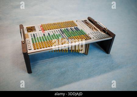 Photographie en studio haute résolution d'une vis chirurgicale et d'un plateau d'implant avec des vis médicales à code couleur disposées dans un organisateur métallique de précision sur un Banque D'Images
