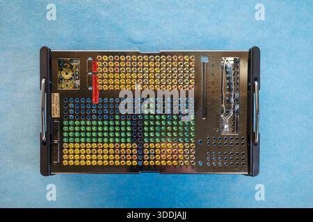 Photographie en studio haute résolution d'une vis chirurgicale et d'un plateau d'implant avec des vis médicales à code couleur disposées dans un organisateur métallique de précision sur un Banque D'Images