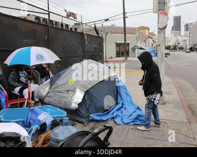 Los Angeles, Californie, États-Unis. 31 décembre 2025. Un sans-abri est photographié sur le trottoir du centre-ville de Los Angeles, Californie, États-Unis le 31 décembre 2025. Crédit : Qiu Chen/Xinhua/Alamy Live News Banque D'Images