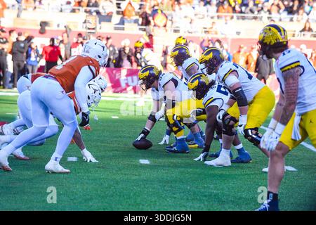 ÉTATS-UNIS. 31 décembre 2025. ORLANDO, FLORIDE - DÉCEMBRE 31 : les Michigan Wolverines attaquent les Texas Longhorns lors du Cheez-It Citrus Bowl 2025 au Camping World Stadium le 31 décembre 2025 à Orlando, en Floride. (Photo de Aaron J. Thornton/Sipa USA) crédit : Sipa USA/Alamy Live News Banque D'Images