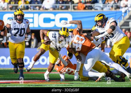 ÉTATS-UNIS. 31 décembre 2025. ORLANDO, FLORIDE - DÉCEMBRE 31 : Bryce Underwood #19 des Michigan Wolverines court avec le ballon lors du Cheez-It Citrus Bowl 2025 entre les Texas Longhorns et Michigan Wolverines au Camping World Stadium le 31 décembre 2025 à Orlando, en Floride. (Photo de Aaron J. Thornton/Sipa USA) crédit : Sipa USA/Alamy Live News Banque D'Images