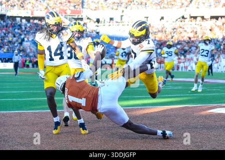 ÉTATS-UNIS. 31 décembre 2025. ORLANDO, FLORIDE - DÉCEMBRE 31 : Ryan Wingo #1 des Texas Longhorns tente une réception de touchdown contre Jordan Young #14 et TJ Metcalf #7 des Michigan Wolverines lors du Cheez-It Citrus Bowl 2025 entre les Texas Longhorns et Michigan Wolverines au Camping World Stadium le 31 décembre 2025 à Orlando, en Floride. (Photo de Aaron J. Thornton/Sipa USA) crédit : Sipa USA/Alamy Live News Banque D'Images
