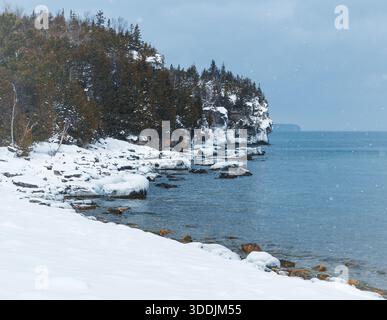 Rivage enneigé et côte rocheuse le long de la baie Georgienne en hiver sur la péninsule Bruce. Banque D'Images