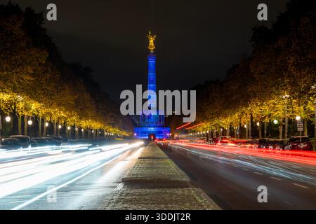 Photo longue exposition du Siegessäule à Berlin la nuit, illuminée en bleu, avec des stries éclatantes de lumière blanche et rouge provenant de la ville Banque D'Images
