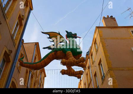 Metz, France- 22 décembre 2025 : la poupée dragon Graoully emblème monstre légendaire de la ville. Au milieu de la rue Toison dans le centre historique de Banque D'Images