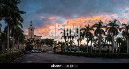Vue panoramique de l'hôtel Biltmore à Coral Gables, Miami, devant un ciel coloré et vif coucher de soleil Banque D'Images