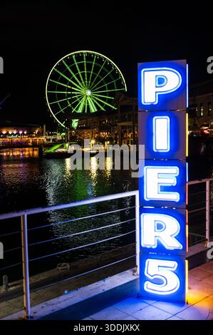 Panneau Pier5 devant la roue d'observation verte la nuit, centre-ville de Miami, Floride (format vertical) Banque D'Images