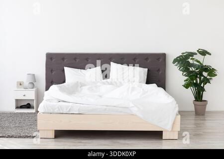 Grand lit double confortable dans une chambre élégante et moderne minimaliste Banque D'Images