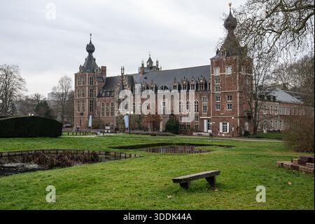 Vue du parc Abdij van à Kessel-Lo, Louvain, Vlaams-Brabant, Belgique, avec un premier plan vert luxuriant. L'image met en valeur l'architecture monumentale Banque D'Images