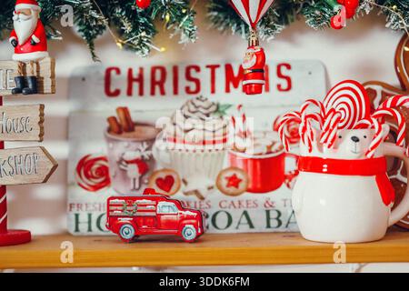 Décoration d'étagère de Noël avec des biscuits familiaux en pain d'épice cannes de bonbons et concept de vacances à la maison de verdure d'hiver Banque D'Images