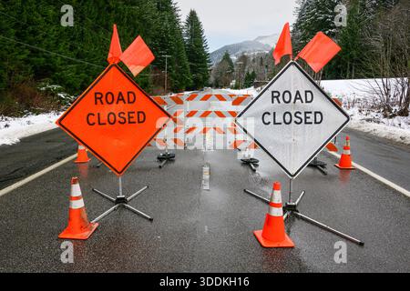 Deux routes fermées sur l'US Highway 2 dans l'État de Washington après la tempête hivernale Banque D'Images