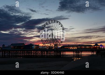 Blackpool Central Pier et Ferris roue contre le ciel coloré du coucher du soleil, Blackpool, Lancashire, Angleterre, Royaume-Uni Banque D'Images