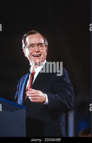 Le président des États-Unis George HW Bush s'adresse à des hauts fonctionnaires du gouvernement américain au DAR Constitution Hall à Washington, DC, États-Unis, le 26 janvier 1989. Crédit : CNP / Admedia Banque D'Images