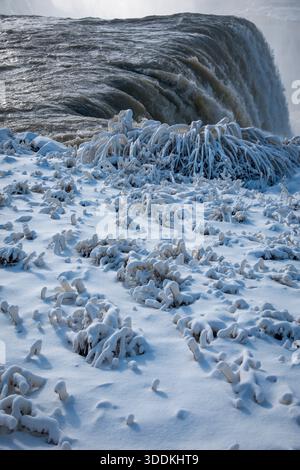 Chutes américaines en hiver, chutes de Niagra du parc d'État de Niagra Falls, New York, États-Unis Banque D'Images