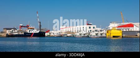 Saint Nazaire, France - 4 août 2025 : Port industriel de Saint Nazaire, Bretagne, avec des navires, des grues et des bâtiments au bord de l'eau. Banque D'Images
