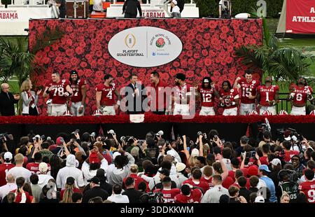 Pasadena, États-Unis. 1er janvier 2026. Les joueurs de l'Indiana célèbrent après que les Hoosiers ont battu l'Alabama Crimson Tide 38-3 dans le match des éliminatoires du Rose Bowl College Football au Rose Bowl à Pasadena, Californie, le jeudi 1er janvier 2026. Les Hoosiers avancent au Peach Bowl contre l'Oregon le 9 janvier. Photo de Jon SooHoo/UPI crédit : UPI/Alamy Live News Banque D'Images