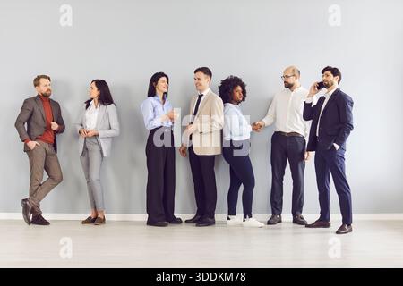 Discussion de l'équipe entreprises diversifiées lors de la réunion de bureau Banque D'Images