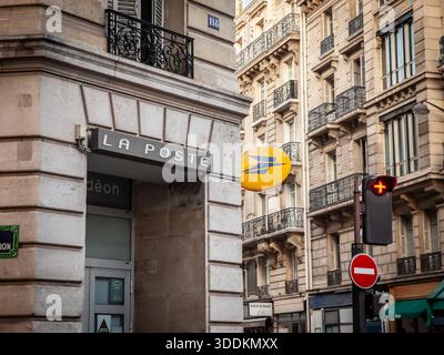 PARIS, FRANCE - 22 JUIN 2025 : logo et signe de la poste sur un coin de bâtiment en pierre à Paris. Groupe la poste est le service postal public de France, OFF Banque D'Images
