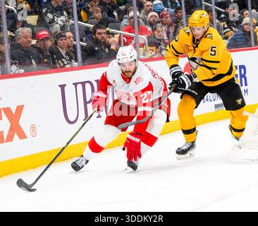 Pittsburgh, États-Unis. 1er janvier 2026. Le défenseur des Penguins de Pittsburgh Ryan Shea (5) suit le centre des Red Wings de Détroit Michael Rasmussen (27) derrière le but de la troisième période de la victoire des Penguins de Pittsburgh 4-3 en prolongation au PPG Paints Arena de Pittsburgh, le jeudi 1er janvier 2026. Photo par Archie Carpenter/UPI. Crédit : UPI/Alamy Live News Banque D'Images