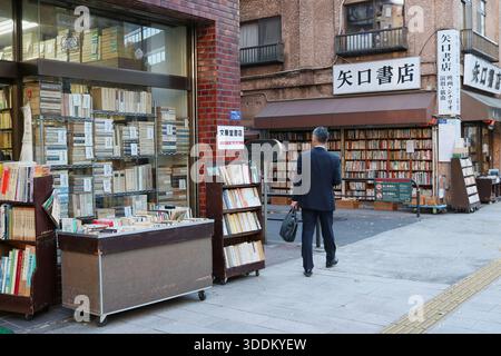 TOKYO, JAPON - 11 décembre 2025 : livres exposés dans la rue à l'extérieur des librairies a dans le quartier de Jinbocho à Tokyo. Banque D'Images