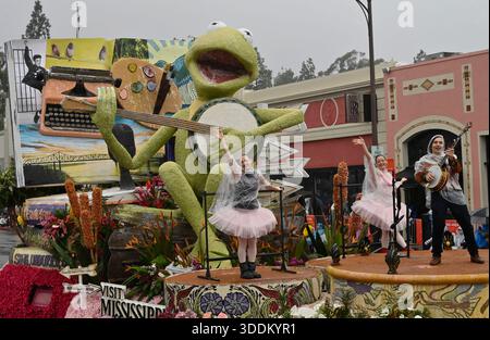 Pasadena, États-Unis. 1er janvier 2026. Le flotteur « Where Creativity Blooms » du Mississippi descend Colorado Boulevard lors de la 137e édition annuelle du Tournament of Roses Parade qui se tient à Pasadena, Californie, le jeudi 1er janvier 2026. Photo de Jim Ruymen/UPI crédit : UPI/Alamy Live News Banque D'Images