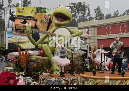 Pasadena, États-Unis. 1er janvier 2026. Le flotteur « Where Creativity Blooms » du Mississippi descend Colorado Boulevard lors de la 137e édition annuelle du Tournament of Roses Parade qui se tient à Pasadena, Californie, le jeudi 1er janvier 2026. Photo de Jim Ruymen/UPI crédit : UPI/Alamy Live News Banque D'Images