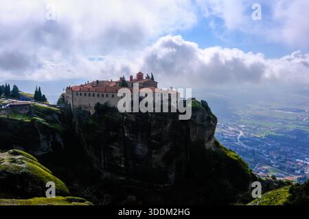 Météores est une région rocheuse avec des monastères près de Kalambaka, en Grèce. Banque D'Images
