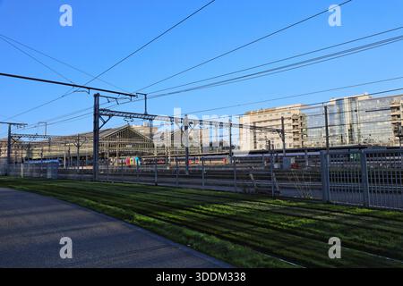 Quais et arrière de la gare de Tours France décembre 2025 Banque D'Images