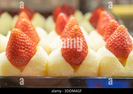 Des gâteaux de riz aux fraises ou des ichigo daifuku sont alignés dans une vitrine. Banque D'Images