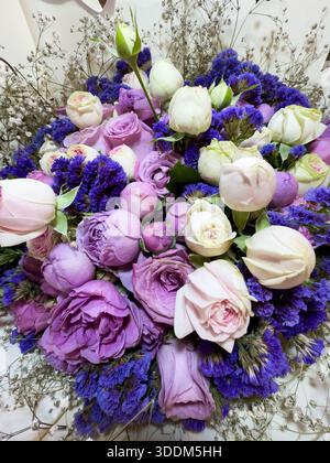 Journée internationale de la femme, Saint-Valentin, belles fleurs pour les vacances bouquet de fleurs de petites roses, roses en forme fermée, rose blanc ro Banque D'Images