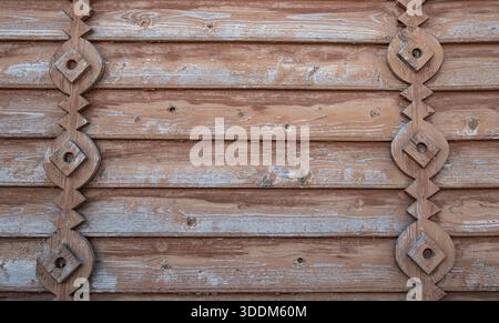 Fond de mur en bois avec des éléments sculptés décoratifs et texture rustique altérée Banque D'Images