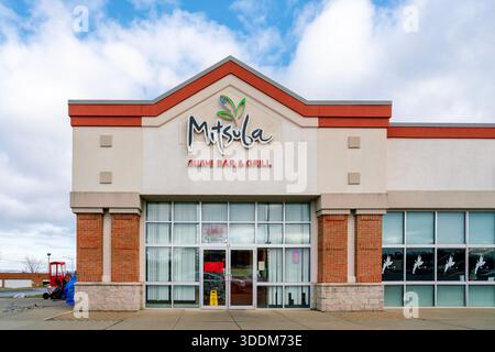 New Hartford, NY - 25 décembre 2025 : Mitsuba Sushi Bar & Grill, une chaîne de restaurants japonaise américaine fondée en 2006, présentée avec une marque stylisée et des verres Banque D'Images