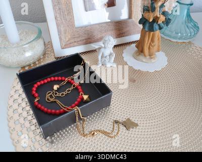 Christian corner à la maison. Icônes et bougies. Figurine d'ange et bracelet. Foi, symboles et traditions. Banque D'Images