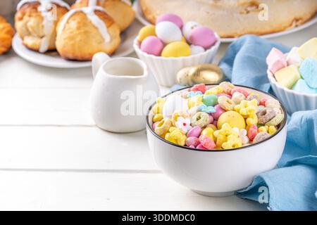 Petit déjeuner pâques bunny Trail mix. Mélange de céréales et de flocons colorés pour le petit-déjeuner, avec œufs au chocolat, guimauve, saupoudrées de sucre, en-cas. Bonbons homem Banque D'Images
