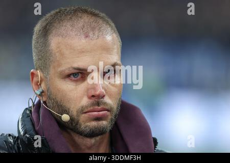 Dennis Diekmeier, der ehemalige HSV Fussballspieler am Rande vom Spiel -Hamburger SV - Borussia Dortmund- AM 08.11.2025 im Volksparkstadion in Hamburg Banque D'Images