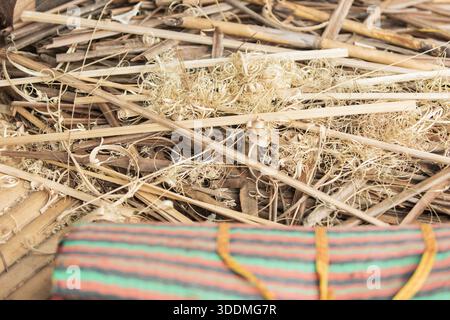Paille et bambou, outils de l'artisanat rural Banque D'Images