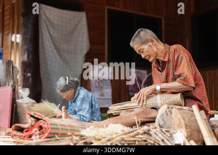 Paniers en bambou fabriqués à la main par un artisan thaïlandais âgé Banque D'Images