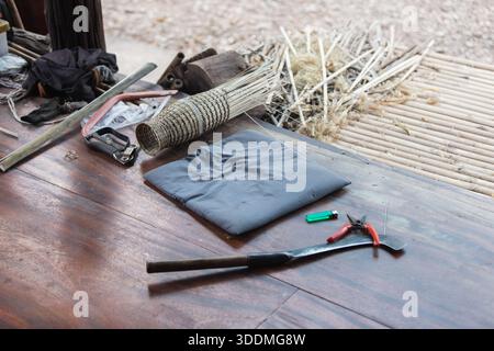 Outils et matériaux traditionnels pour le tissage du bambou thaïlandais Banque D'Images