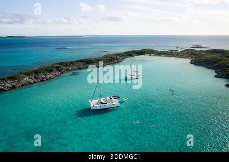 Vue aérienne de catamarans ancrés dans une eau turquoise peu profonde Banque D'Images