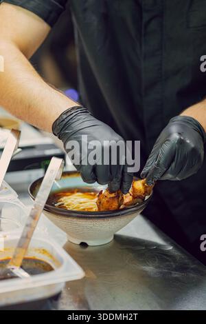 Le processus de cuisson de la soupe ramen dans la cuisine Banque D'Images